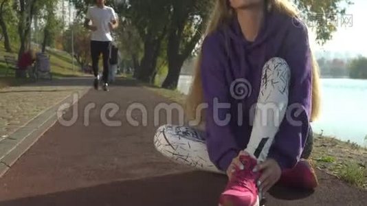 女性受伤的腿在户外慢跑视频