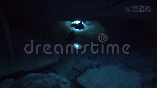 洞穴里的潜水员视频