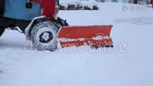 挖掘机清扫城市大量积雪的街道..视频