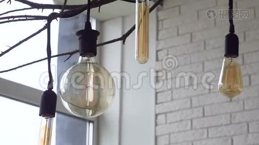 用白砖将不同形式的LED灯泡挂在天花板上的黑色电线上视频