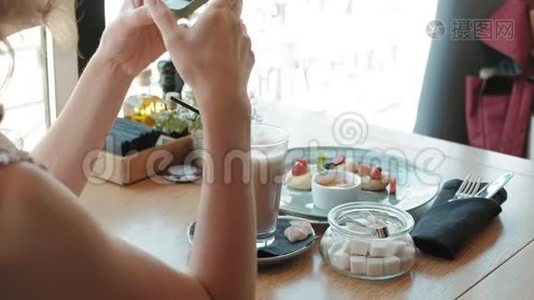 女士双手智能手机拍摄晚餐食品照片。 特写镜头。视频