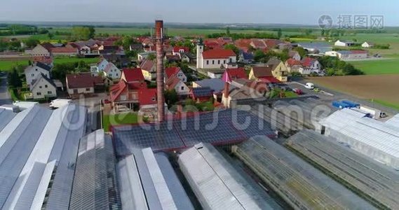 一座工业建筑屋顶上的太阳能电池板，欧洲城市，温室，欧洲农业视频
