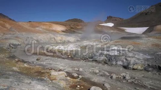 令人惊叹的火山景观，温泉环绕着活跃的富马尔斯视频