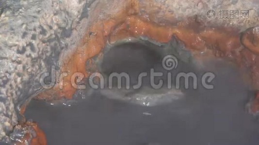 天然火山温泉从洞中喷出沸腾的矿泉水视频