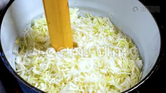 用漆包桶煮泡菜。视频