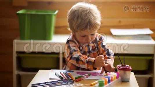 创意孩子幼儿在家画画.. 幼儿在幼儿园玩耍.. 儿童创意教育理念、儿童学习视频