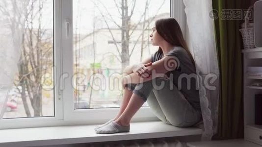 悲伤的女人坐在窗台上，望着窗外，低头跪在地上视频