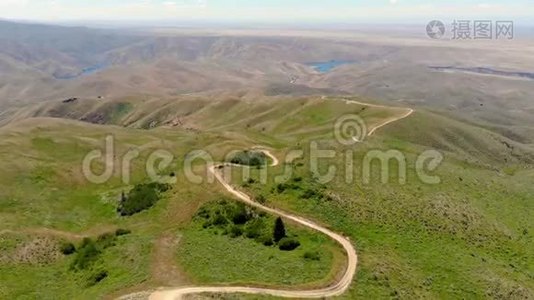 在爱达荷州一条由泥土组成的蜿蜒公路上，空中视野下降视频