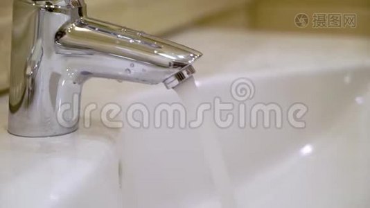 年轻人洗手洗脸视频