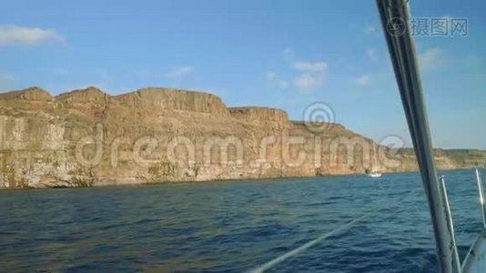 加那利岛海岸的景色，前面有漂亮的白色游艇视频