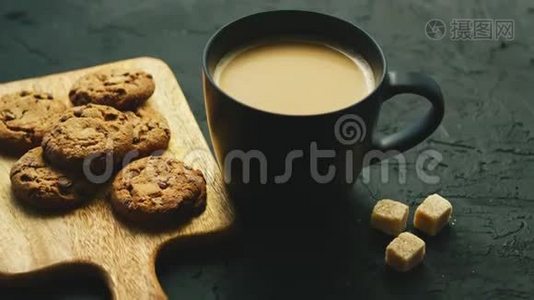 一杯带饼干的咖啡视频