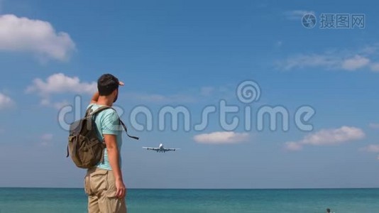 带背包的游客欢迎乘坐飞机旅行。 你好，假期概念视频