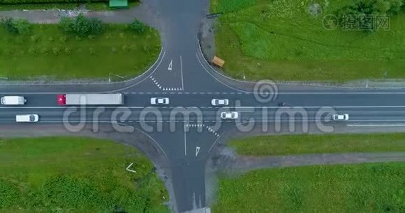 道路交通鸟瞰图上的十字路口视频