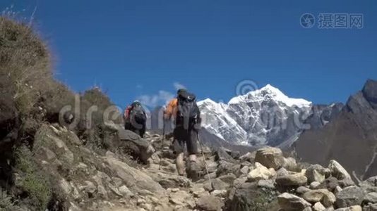 男孩游客在喜马拉雅山的小径上漫步视频