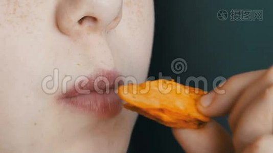 少年嘴吃薯片特写镜头视频