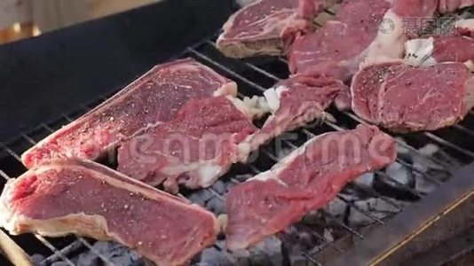 烧烤架上煮牛肉牛排时间过后视频