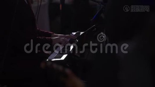音乐家在黑暗的舞台上演奏键盘视频