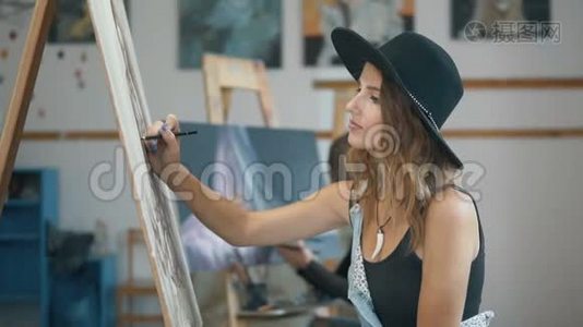 微笑的女艺术家画画视频
