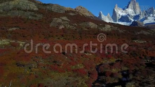 从空中俯瞰菲茨罗伊山。 秋天的黎明。 阿根廷巴塔哥尼亚视频