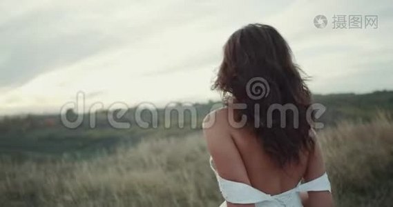 穿着新娘礼服的美女走在风景的中间视频