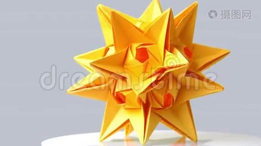 灰色背景上的黄色折纸明星。视频