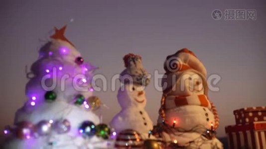 新年。 雪人卸下新年礼物。 傍晚时分，白雪公主被圣诞树包围视频