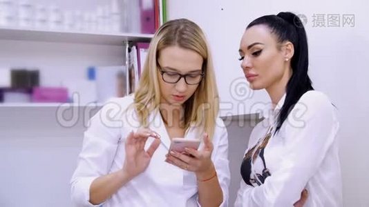 美容室，两个年轻漂亮的女人，一个医生和一个病人讨论各种美容程序，看看视频