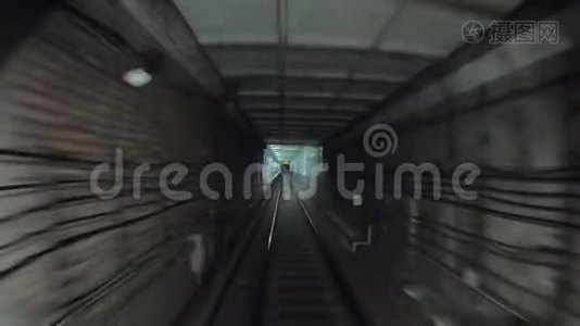 地铁列车在黑暗隧道移动的时间间隔。 在现代化城市的隧道中快速快速的地下列车视频