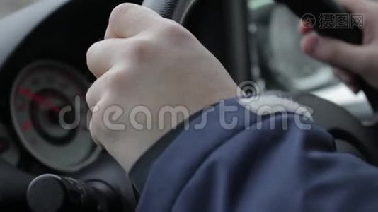 特写男手开汽车，仪表盘背景.. 焦点从手到速度计视频