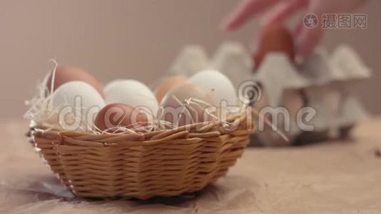 女人`把鸡蛋放在篮子里再放一个视频