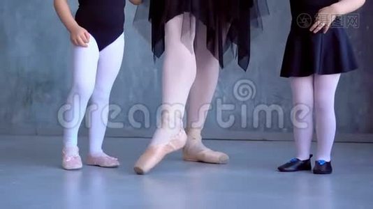 小女孩跳芭蕾。 芭蕾舞班的孩子们。 小芭蕾舞演员和老师。 美丽的景色。视频