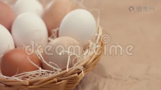 女人`手把鸡蛋放进篮子里视频