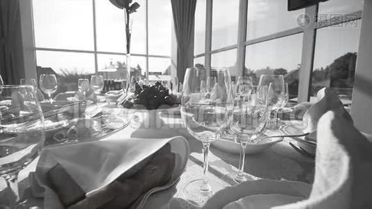 精美的服务精致的婚礼餐桌。 黑白视频视频
