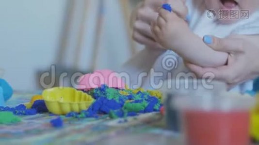 一位年轻的母亲和她的孩子正在玩软塑料。 小女孩哭着视频
