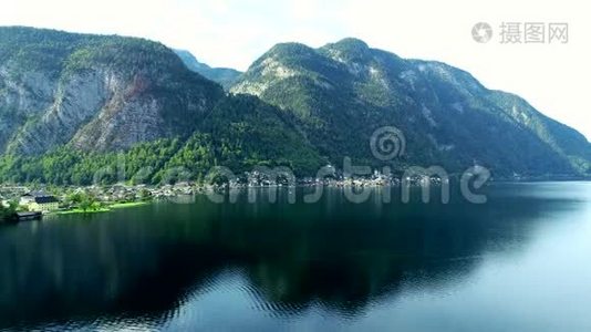 奥地利湖的空中景色和美丽的山景视频