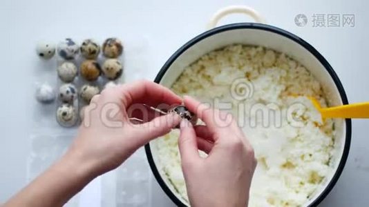 打碎鸡蛋。 烹饪食物。 烘焙原料，打破鸡蛋，分离蛋黄和蛋白质。 玻璃碗揉捏视频