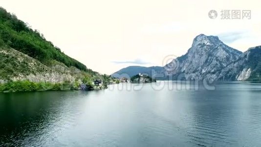 奥地利湖的空中景色和美丽的山景视频