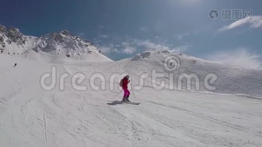 新手滑雪者在山上的滑雪坡上滑雪视频
