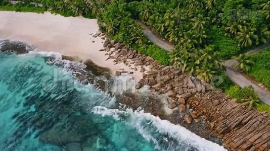 鸟瞰美丽的异国热带海滩在马河岛，塞舌尔。 海浪和蓝色泻湖以及椰子视频