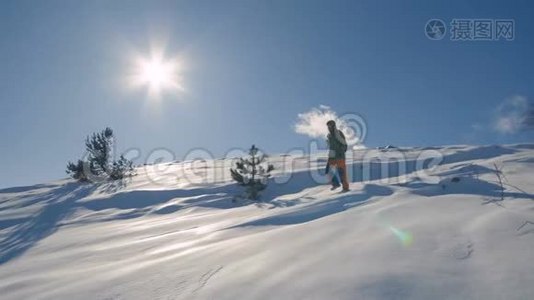 女孩旅行者在冬天的山上徒步旅行，在冬天徒步旅行，下雪的天气视频