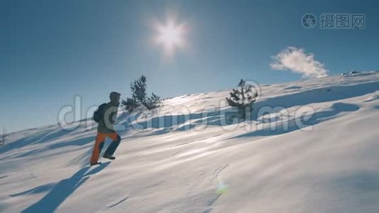 女孩旅行者在冬天的山上徒步旅行，在冬天徒步旅行，下雪的天气视频