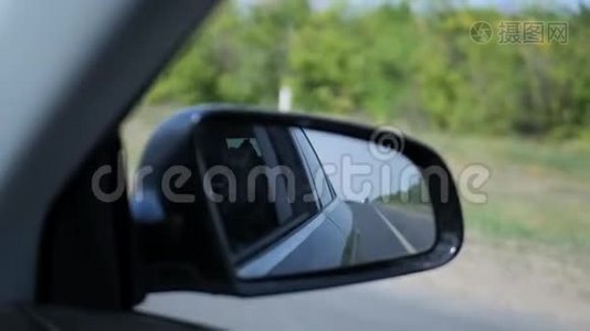 景观中的侧视镜一辆车，路上的乡村..视频