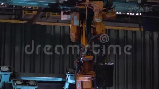 关闭工厂机器人焊接。 场景。 工业橙色机器人焊工进行金属零件的焊接。 特写视频