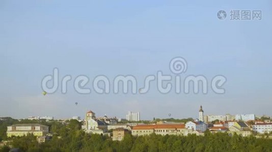 卡米亚涅斯-乌克兰波迪尔斯基，彩色热气球飞近要塞。 航空节4K视频