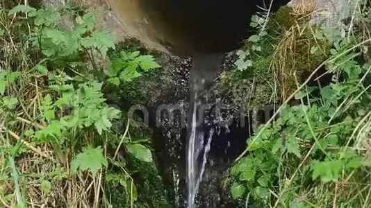 水从管道中流动。视频