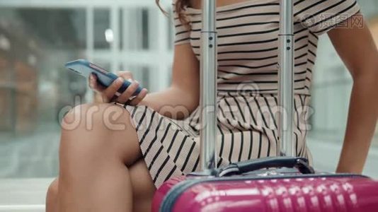 美丽的女性游客快乐的黑发女孩在机场购物中心用信用卡和平板电脑在线购物视频