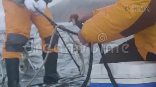 两名水手在船上的绳子上打海结视频