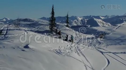 从无人驾驶的滑雪者出发，在雪山上坡上行滑雪视频