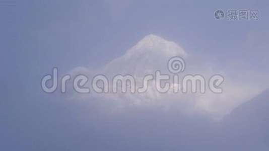 珠穆朗玛峰雪雾天气日落喜马拉雅山4k视频