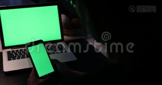 使用智能手机和带有绿色屏幕的笔记本电脑。 多莉向右向左移动。视频